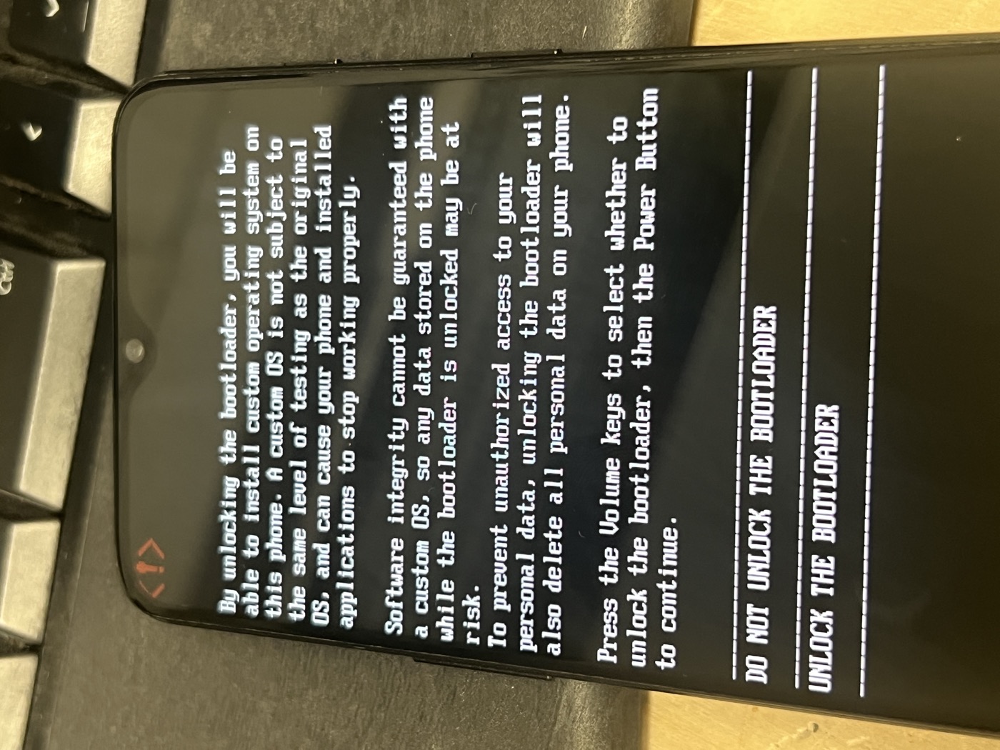 The warning the OnePlus 6T shows at every boot once the bootloader is unlocked